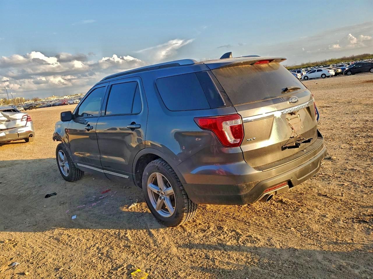 2018 FORD EXPLORER XLT photo 2