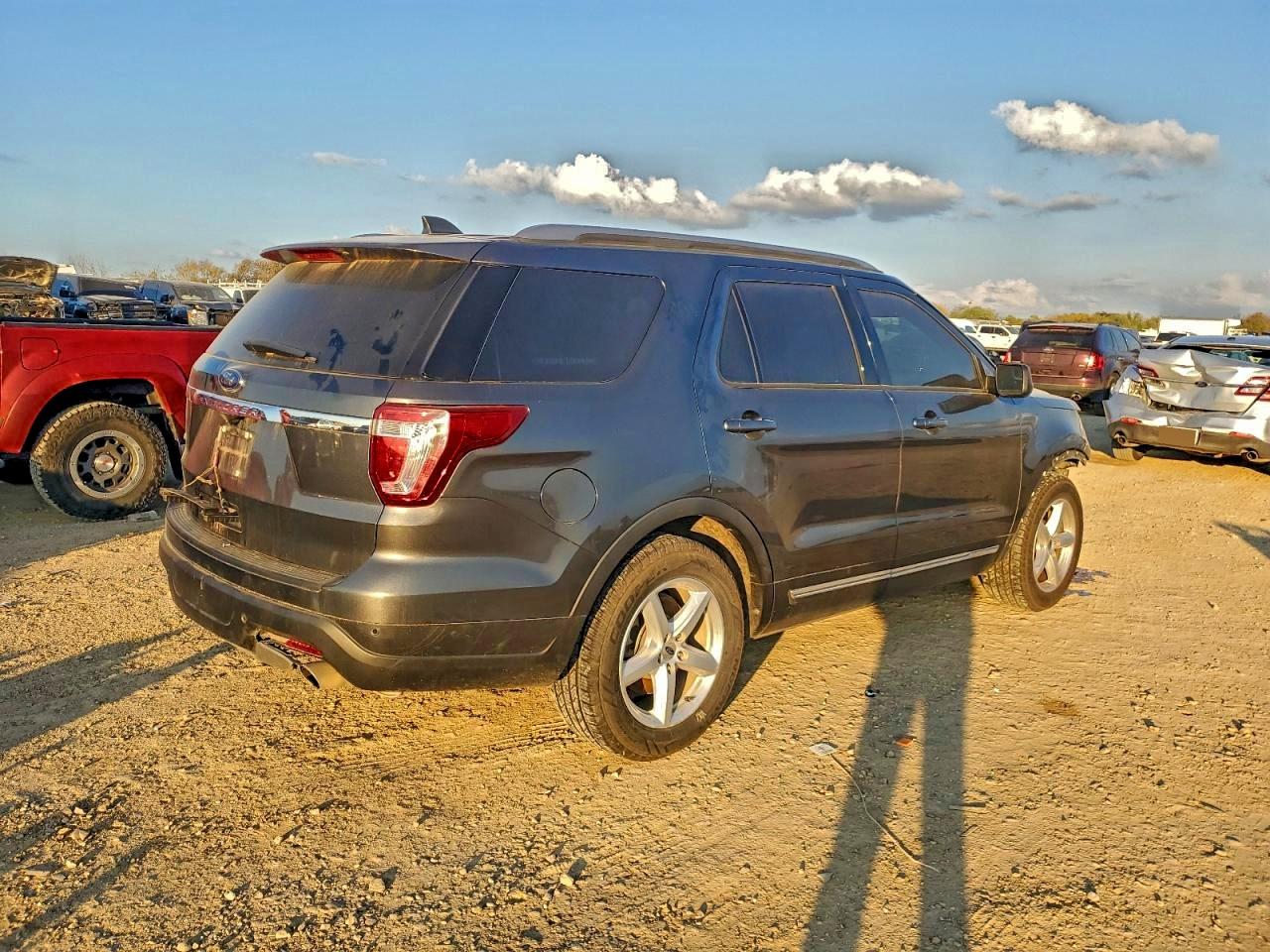 2018 FORD EXPLORER XLT photo 3