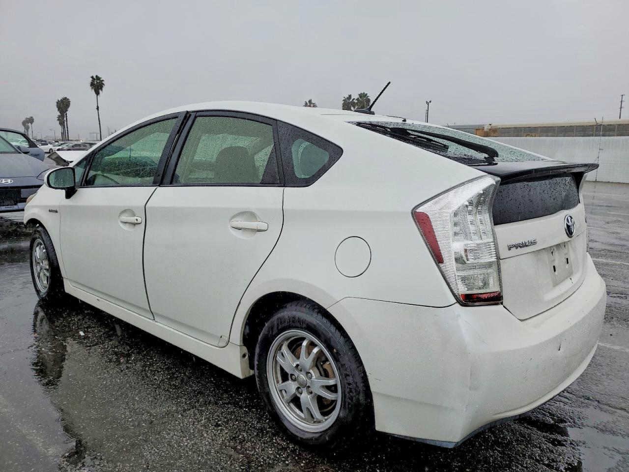 2011 TOYOTA PRIUS photo 2