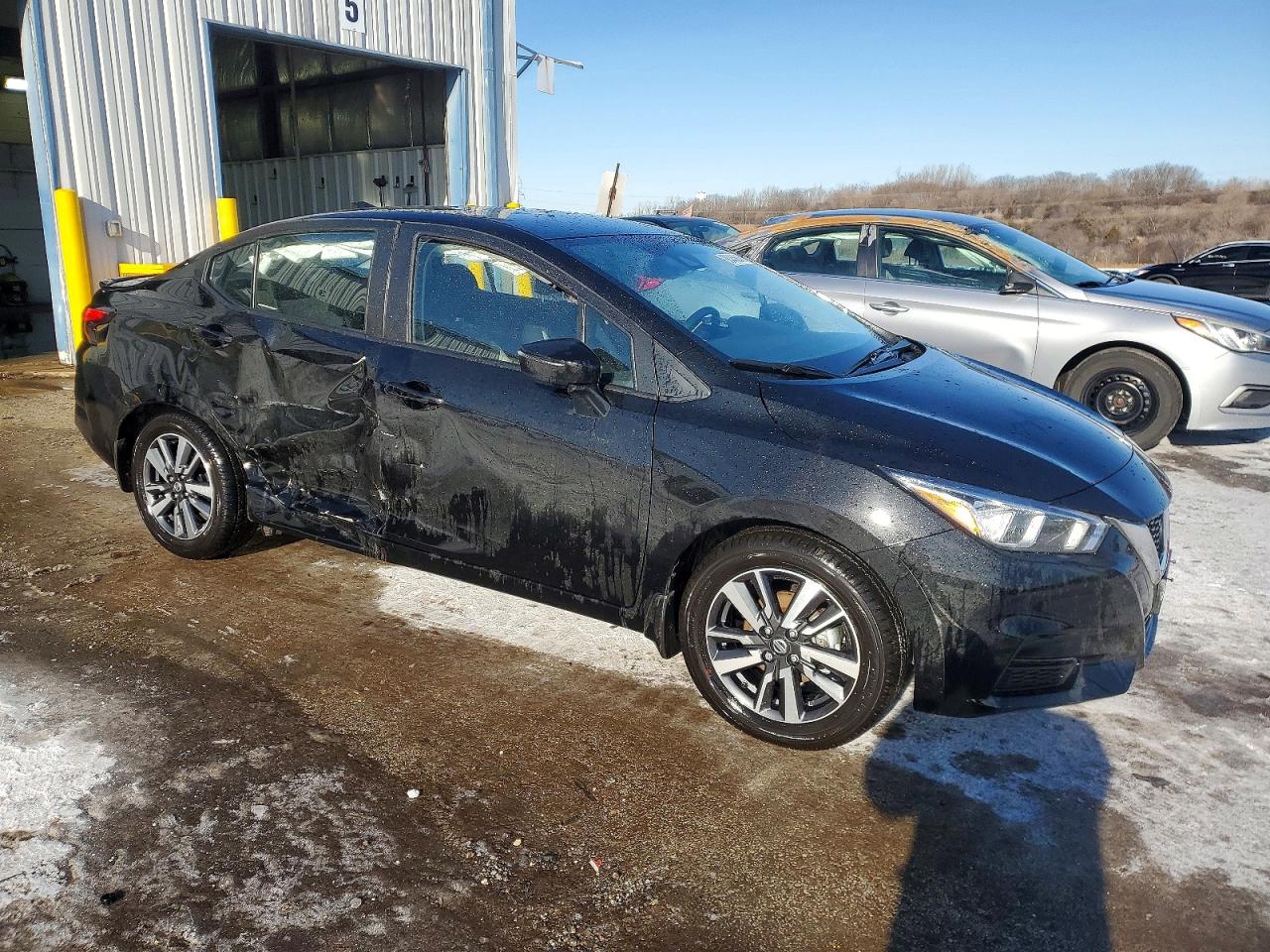 2021 NISSAN VERSA SV photo 4