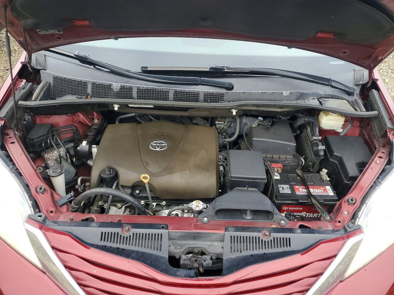 2017 TOYOTA SIENNA LE photo 12