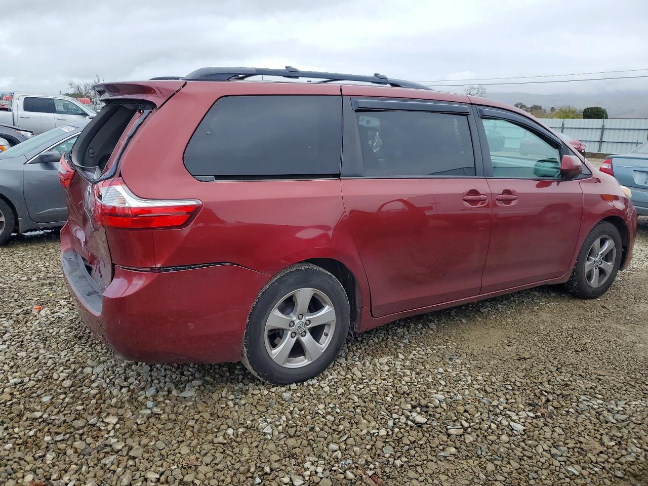 2017 TOYOTA SIENNA LE photo 3