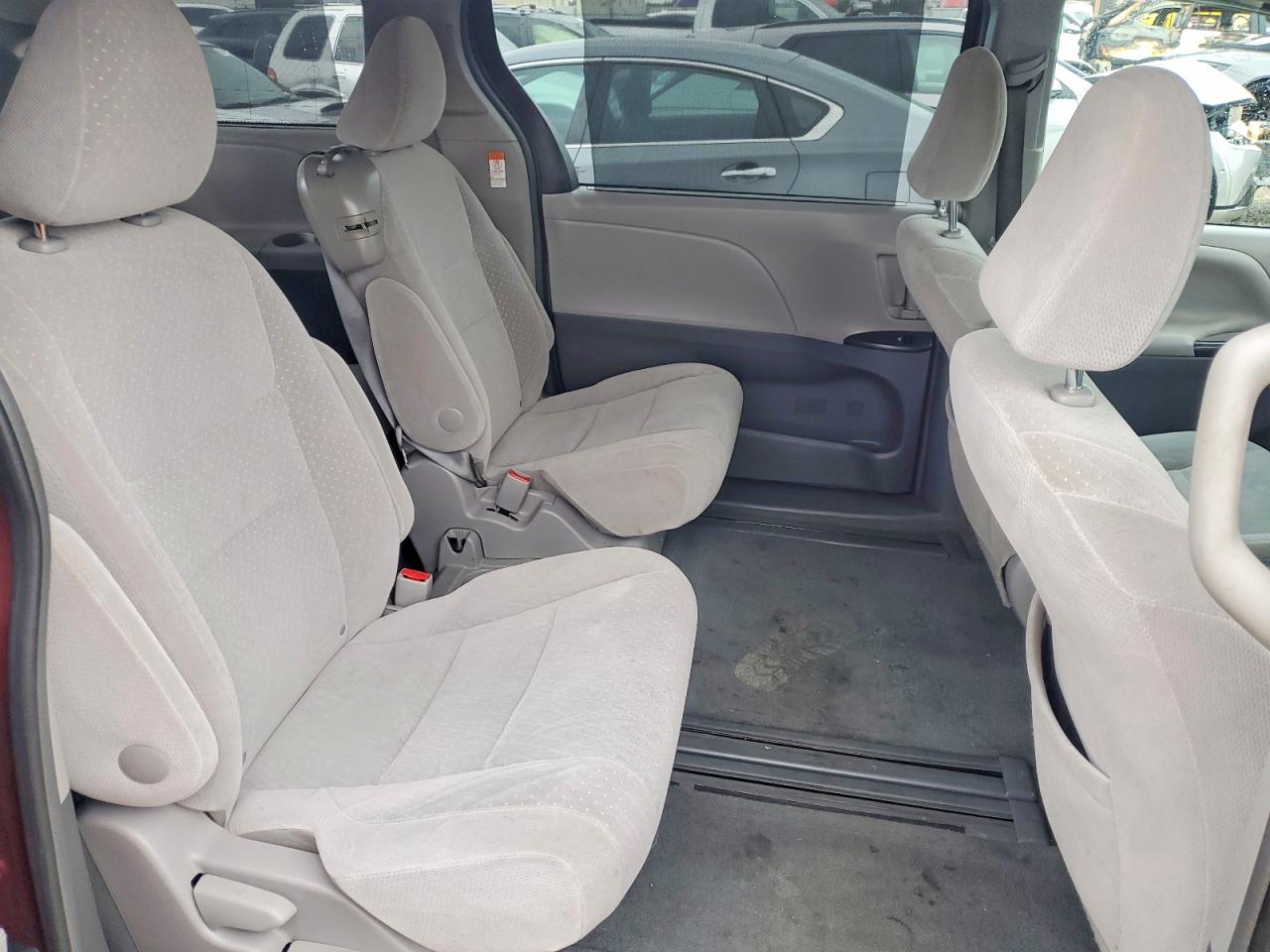 2017 TOYOTA SIENNA LE photo 11