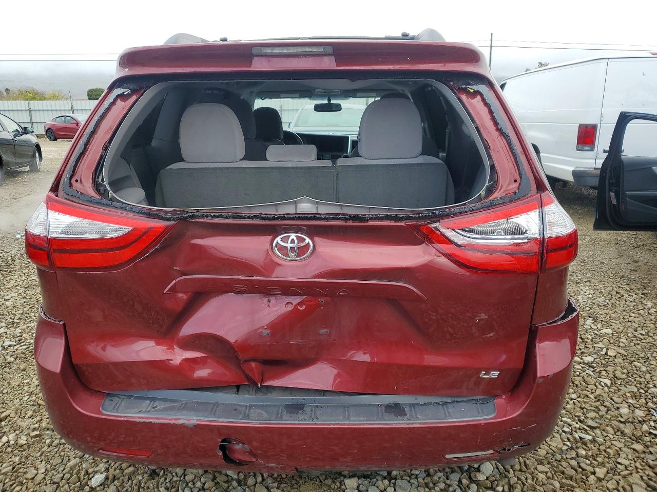 2017 TOYOTA SIENNA LE photo 6