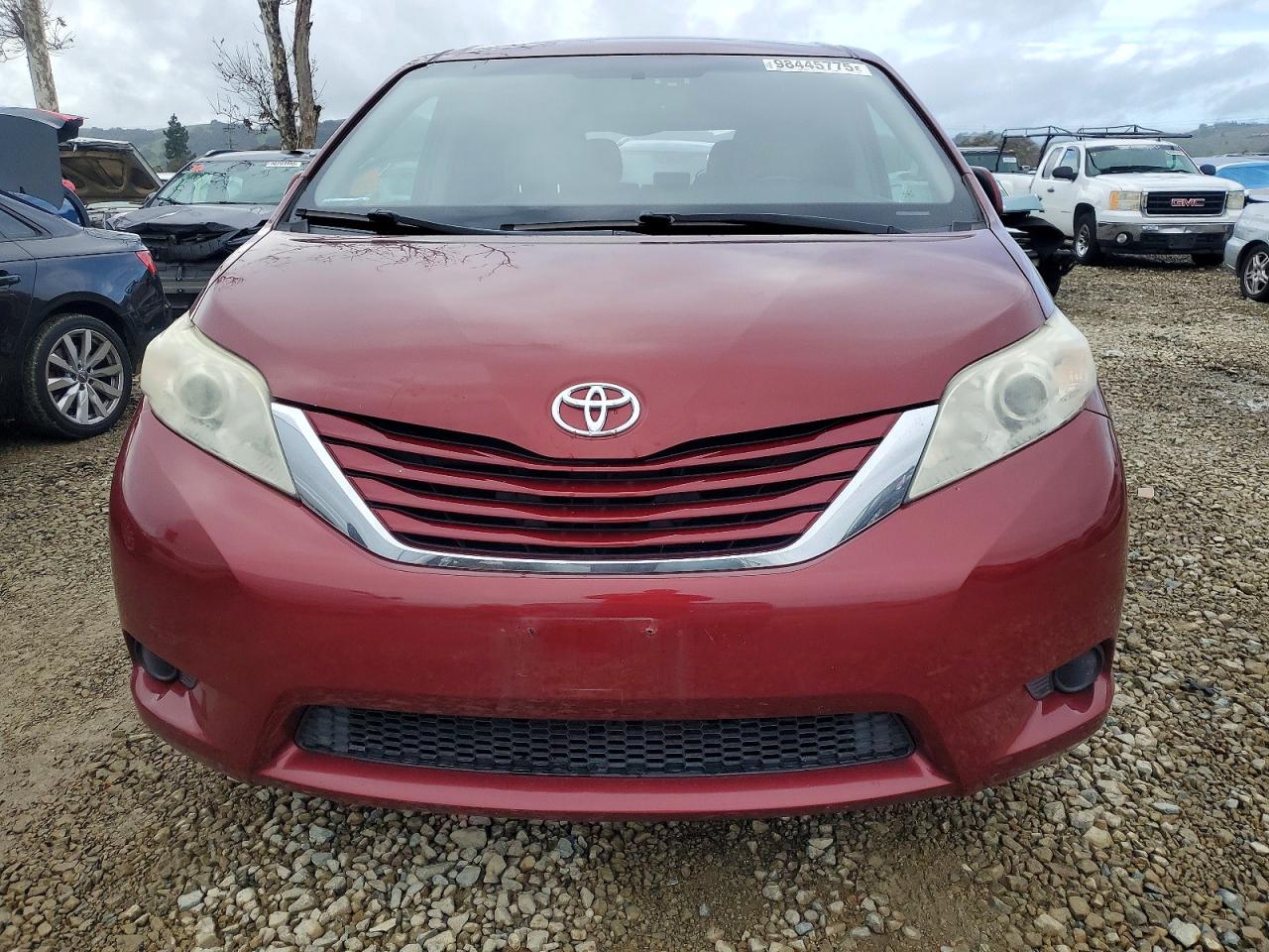 2017 TOYOTA SIENNA LE photo 5