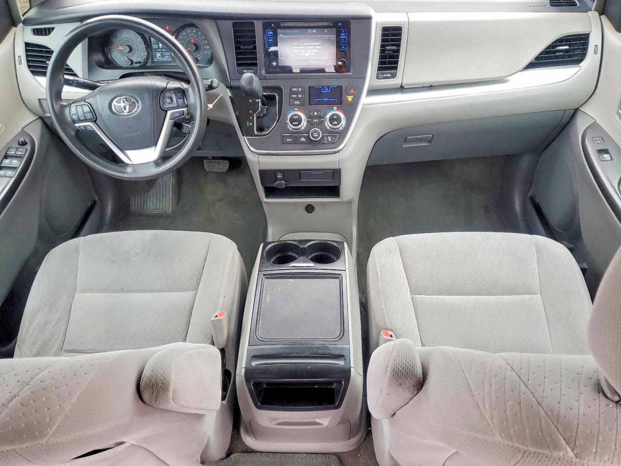 2017 TOYOTA SIENNA LE photo 8