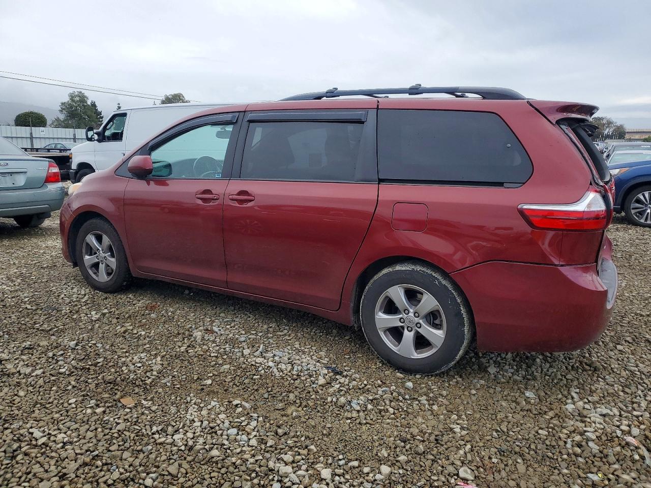 2017 TOYOTA SIENNA LE photo 2