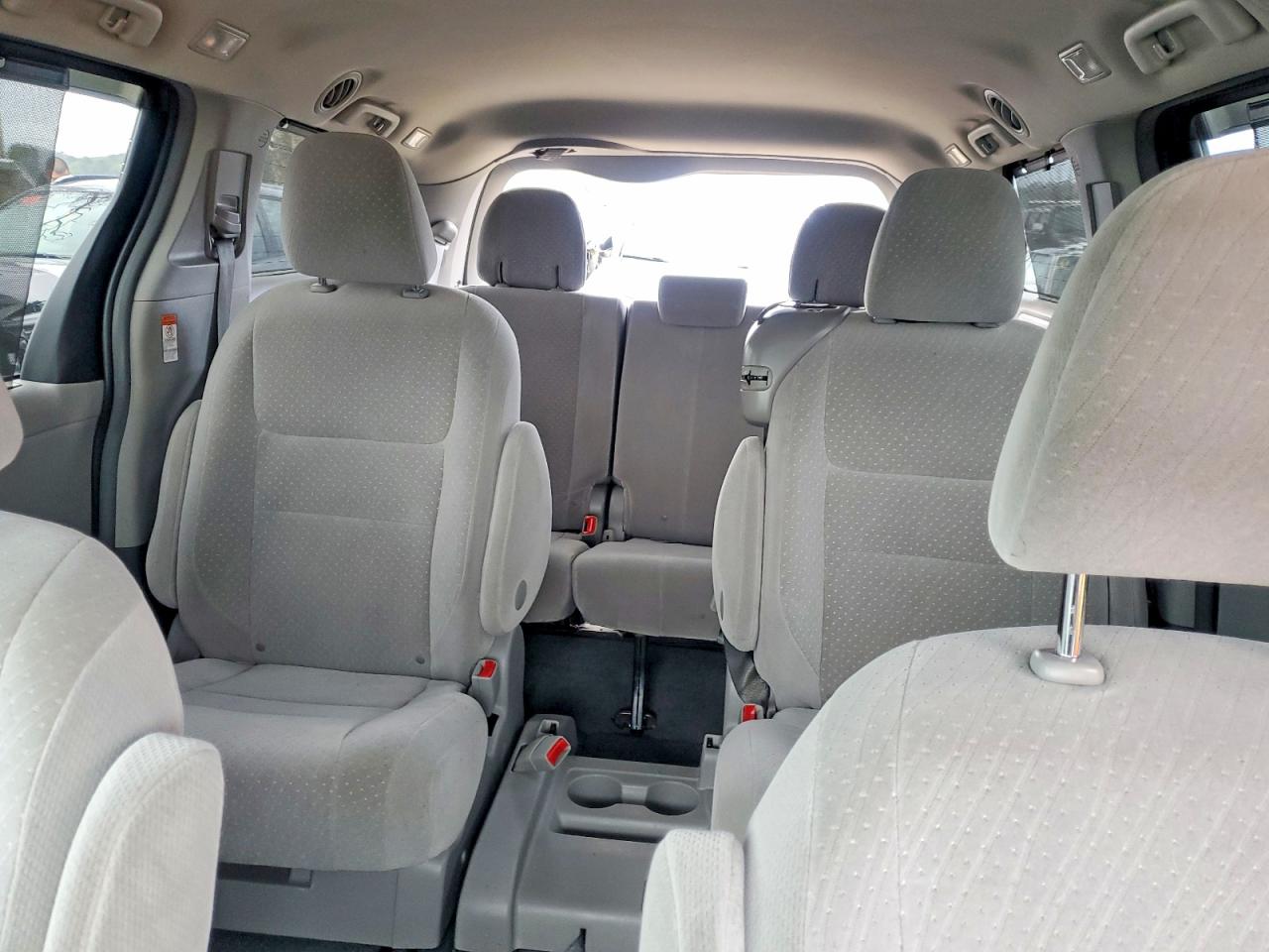 2017 TOYOTA SIENNA LE photo 10