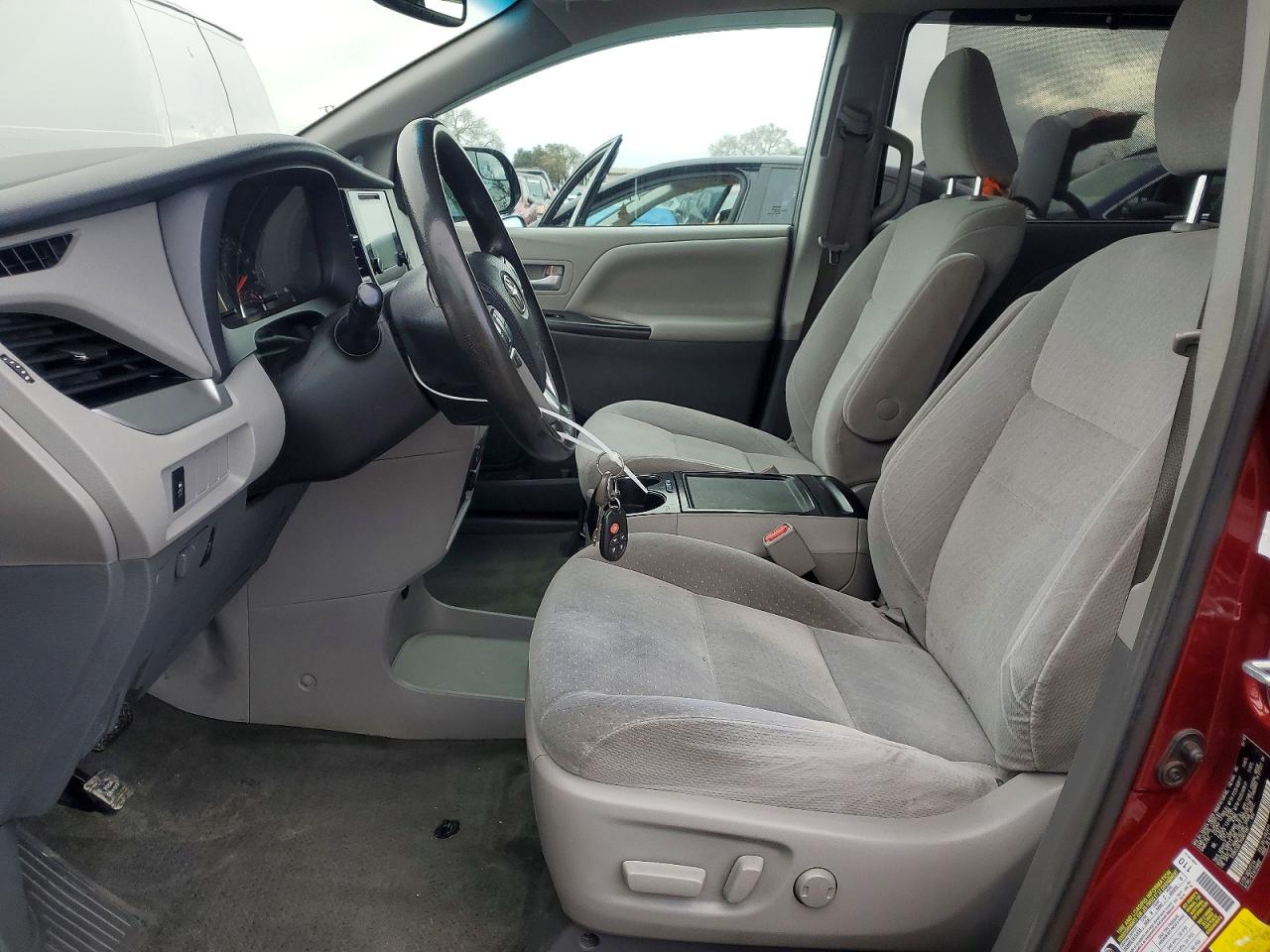 2017 TOYOTA SIENNA LE photo 7