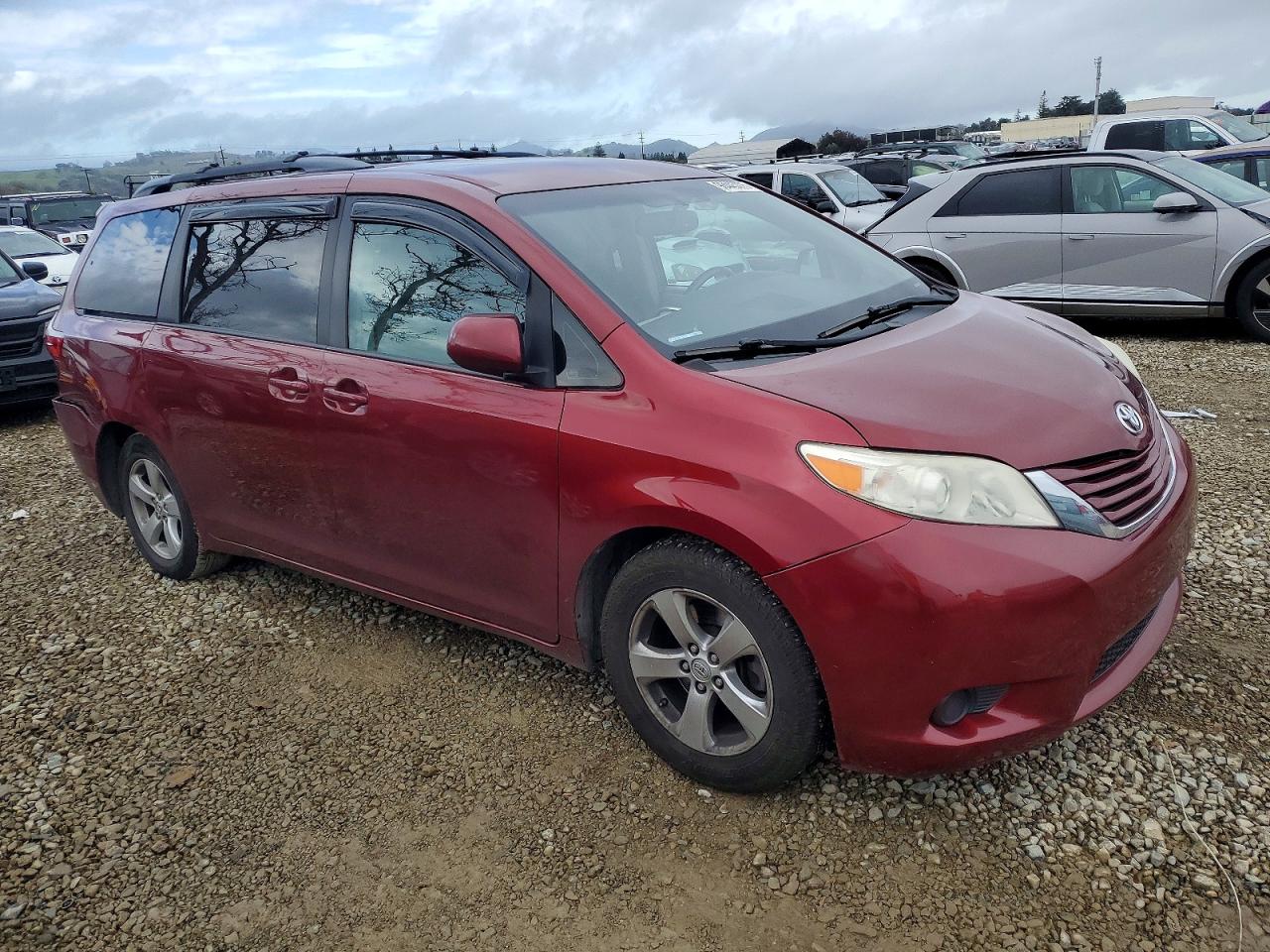 2017 TOYOTA SIENNA LE photo 4