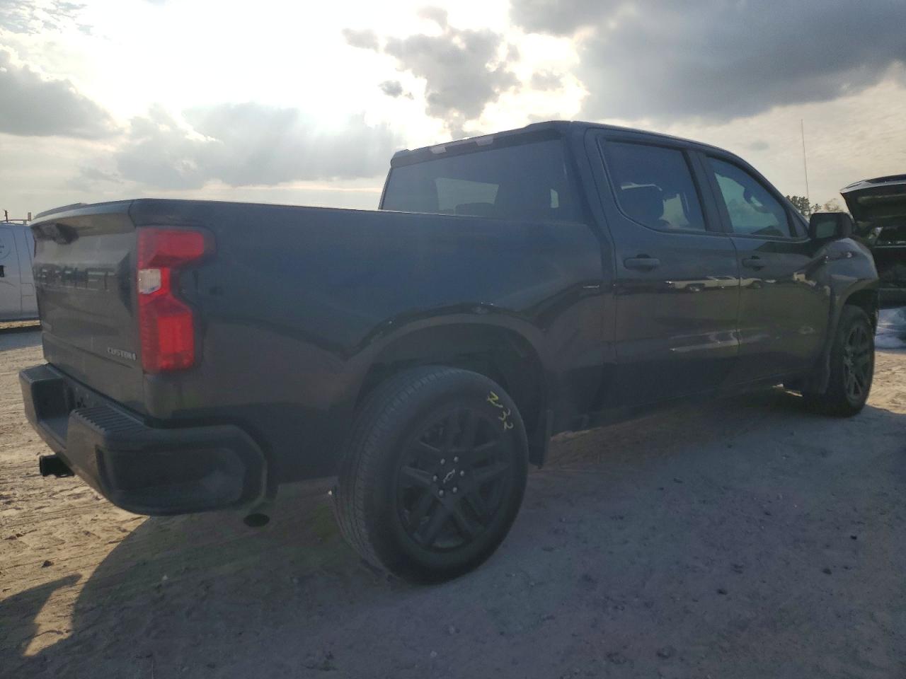 2023 CHEVROLET SILVERADO C1500 CUSTOM photo 3