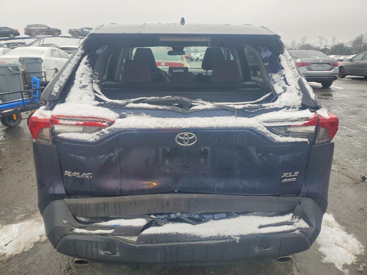 2021 TOYOTA RAV4 XLE photo 6