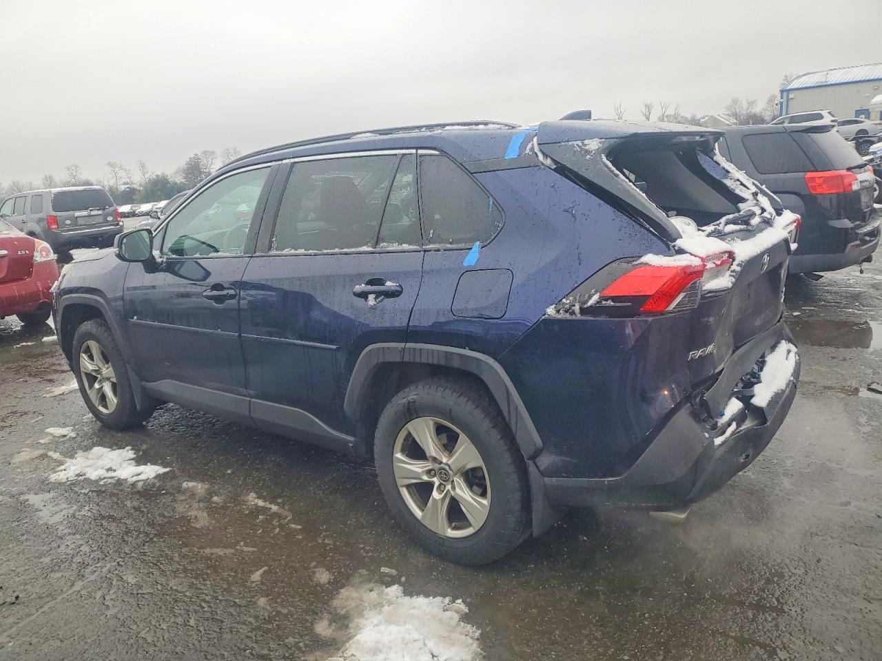 2021 TOYOTA RAV4 XLE photo 2
