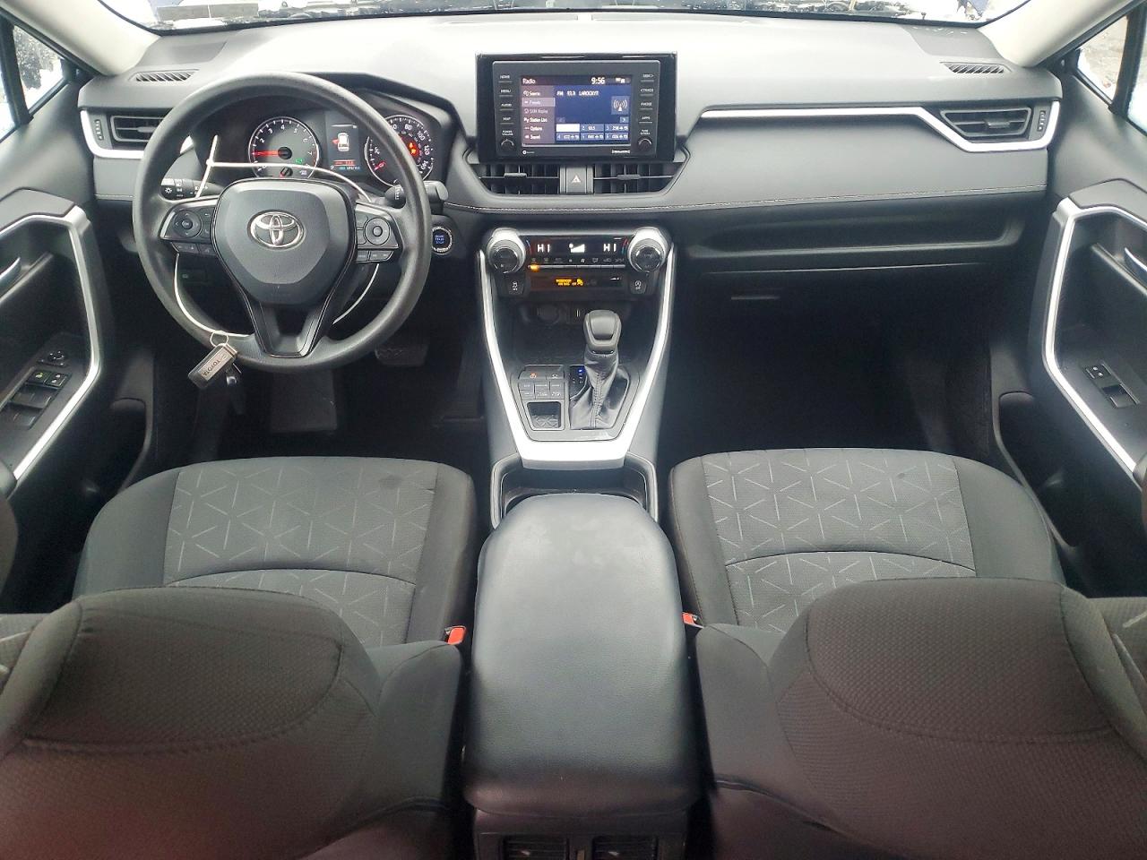 2021 TOYOTA RAV4 XLE photo 8
