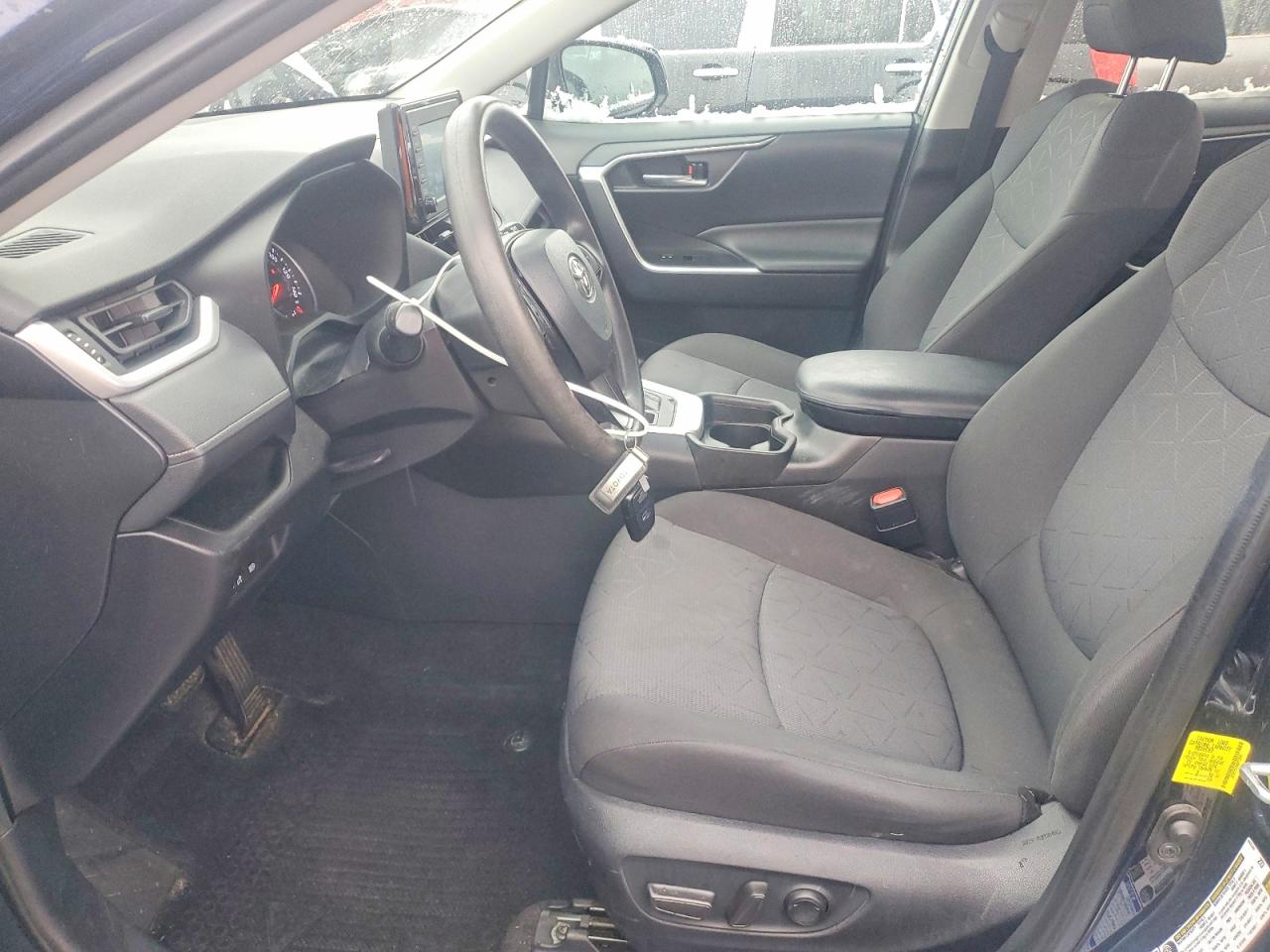 2021 TOYOTA RAV4 XLE photo 7