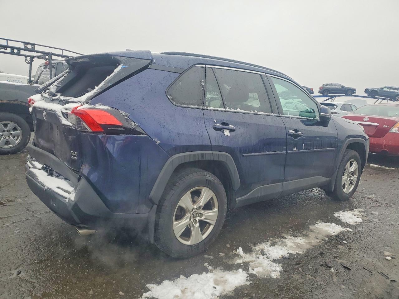 2021 TOYOTA RAV4 XLE photo 3