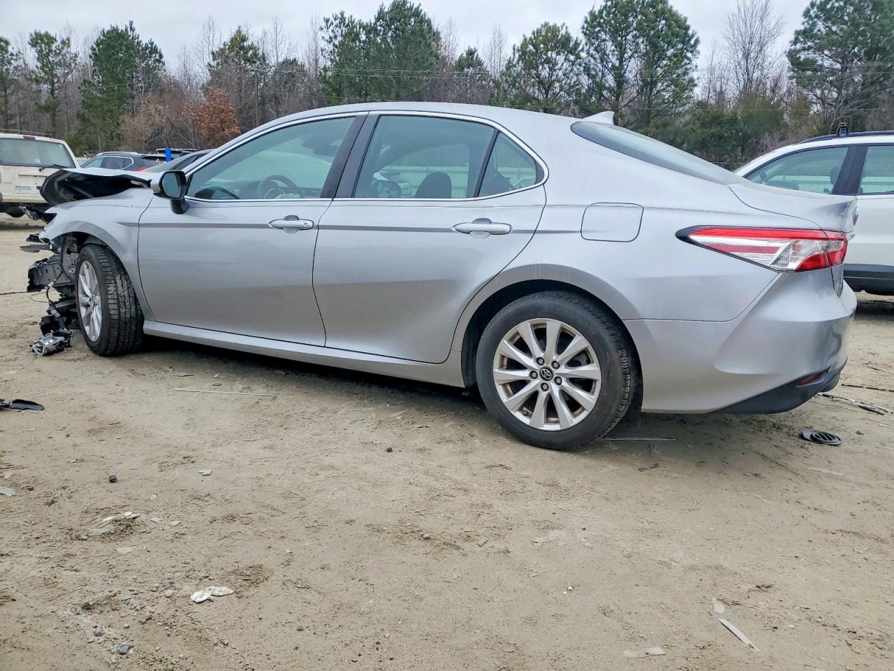 2019 TOYOTA CAMRY L photo 2
