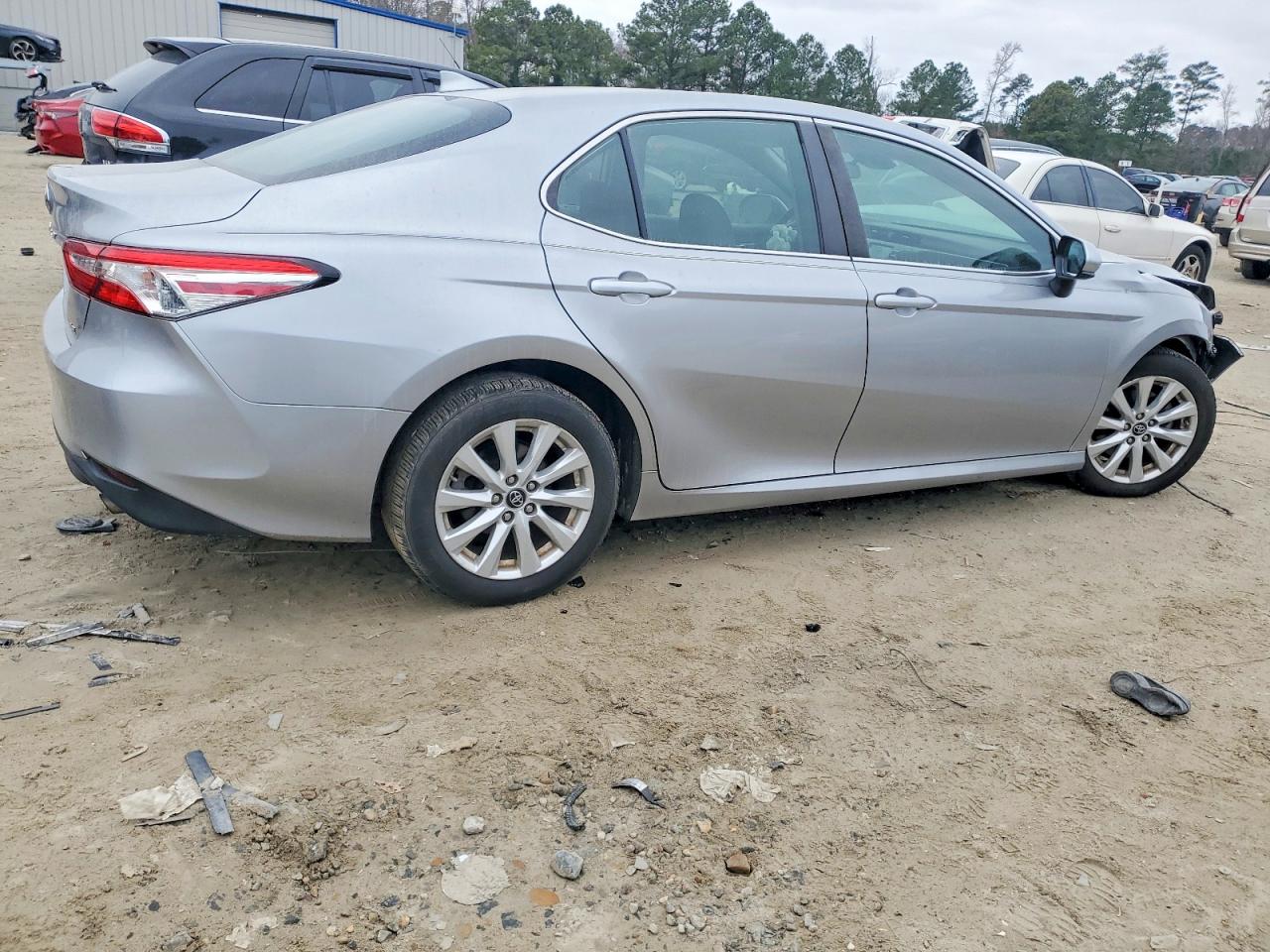 2019 TOYOTA CAMRY L photo 3