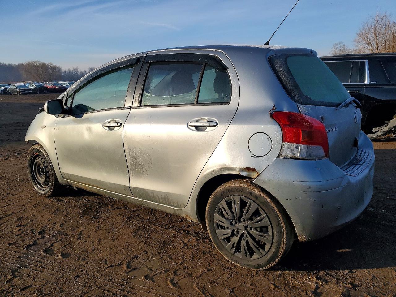 2010 TOYOTA YARIS photo 2