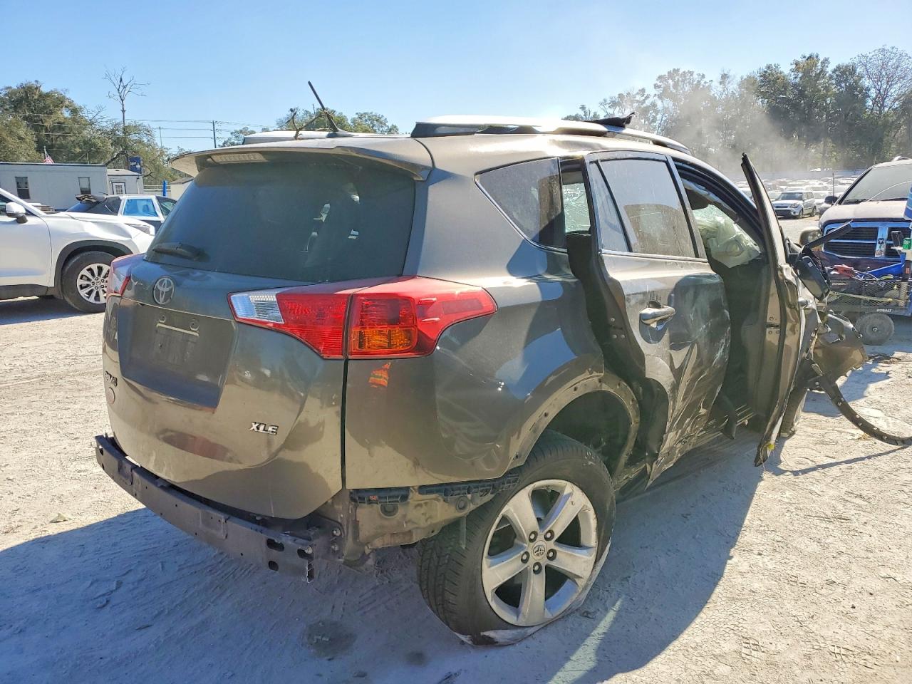 2014 TOYOTA RAV4 XLE photo 3