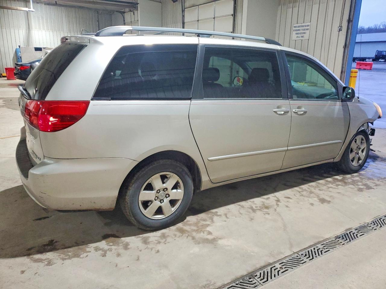 2004 TOYOTA SIENNA CE photo 3