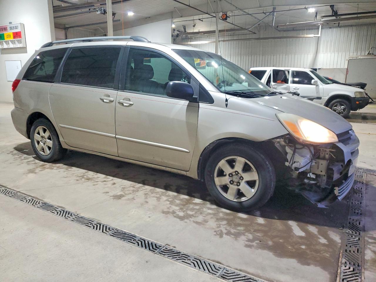 2004 TOYOTA SIENNA CE photo 4