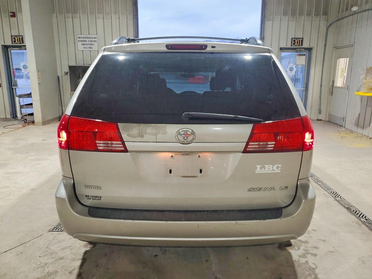 2004 TOYOTA SIENNA CE photo 6