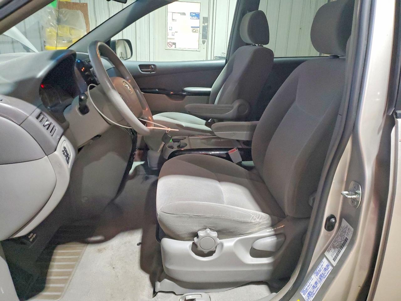2004 TOYOTA SIENNA CE photo 7