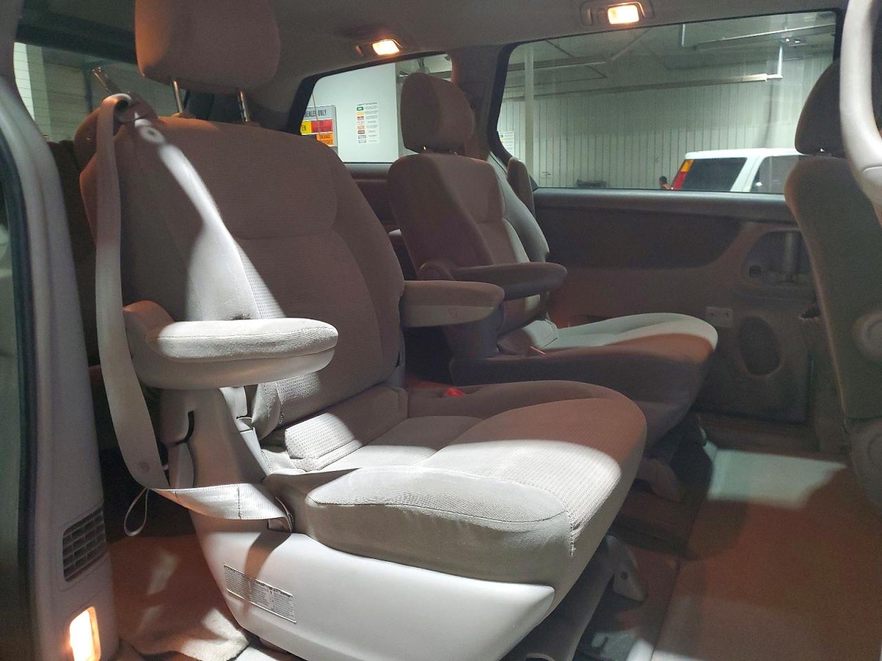 2004 TOYOTA SIENNA CE photo 11