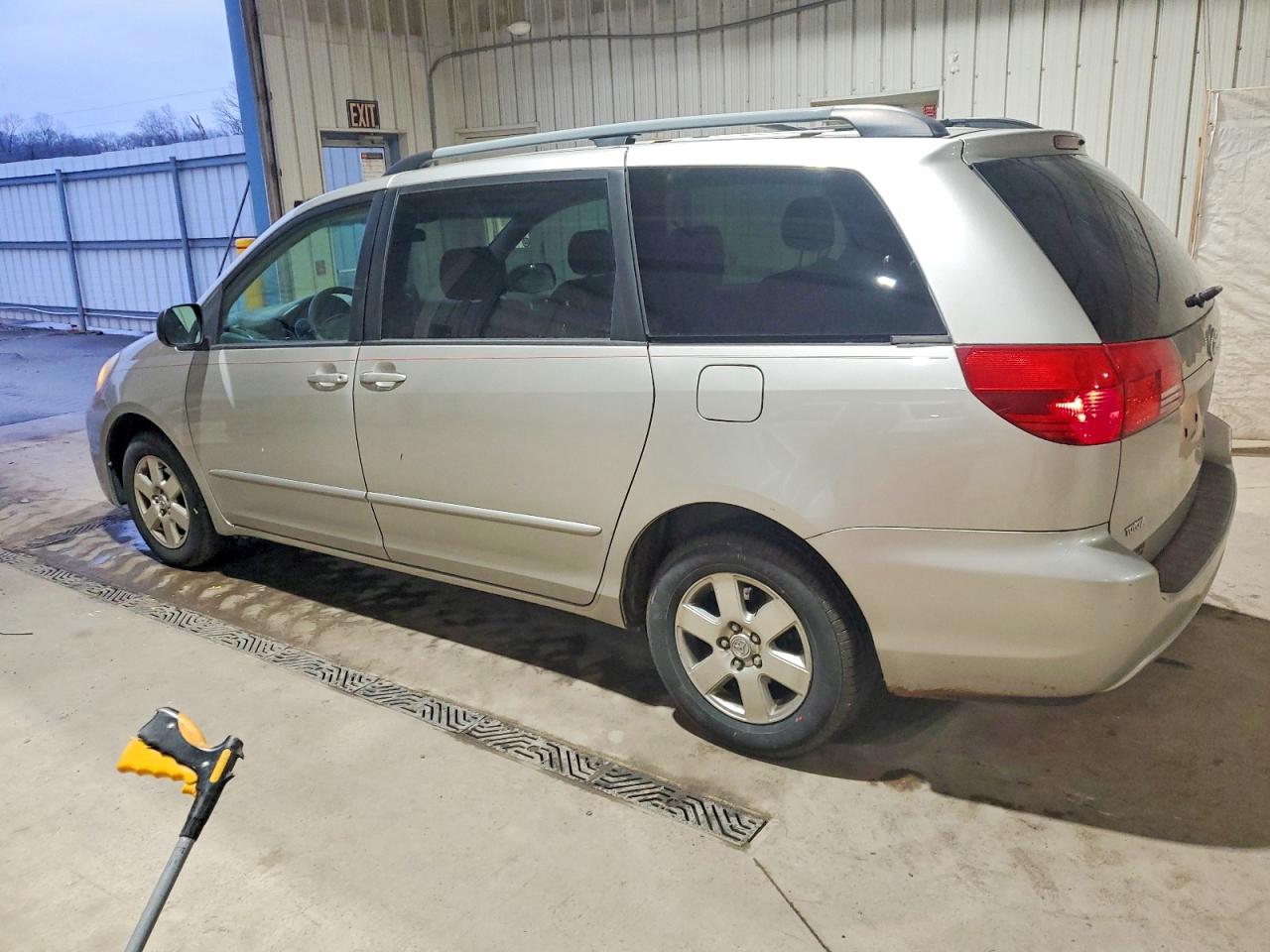 2004 TOYOTA SIENNA CE photo 2