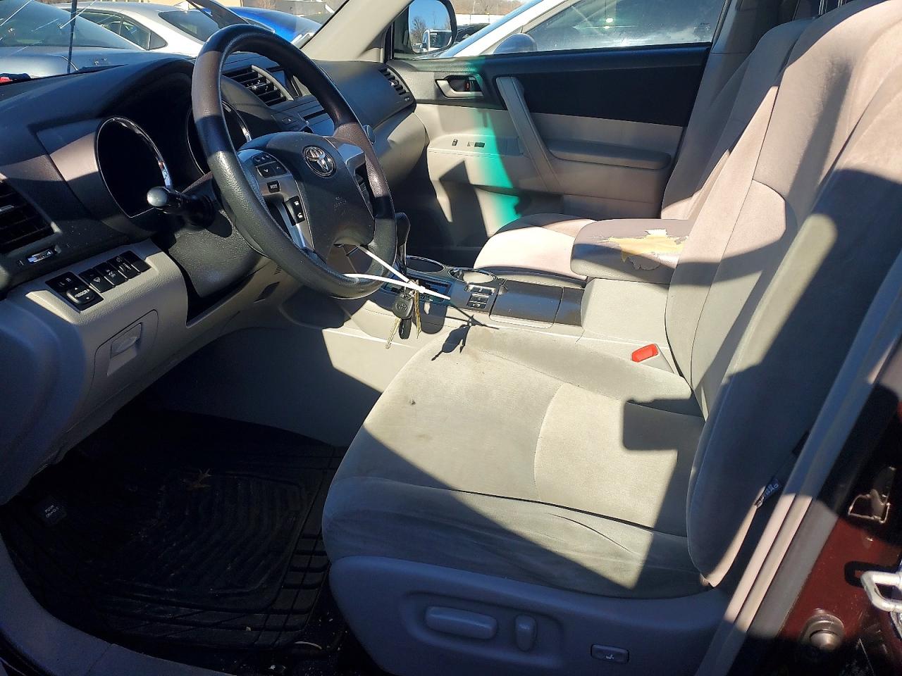 2012 TOYOTA HIGHLANDER BASE photo 13
