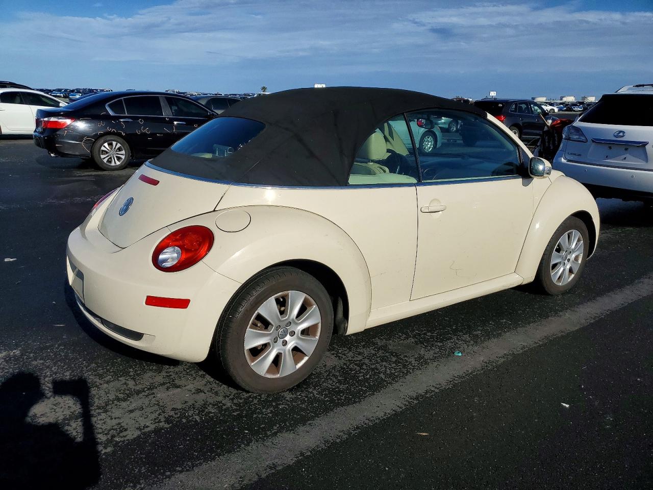 2010 VOLKSWAGEN NEW BEETLE photo 5