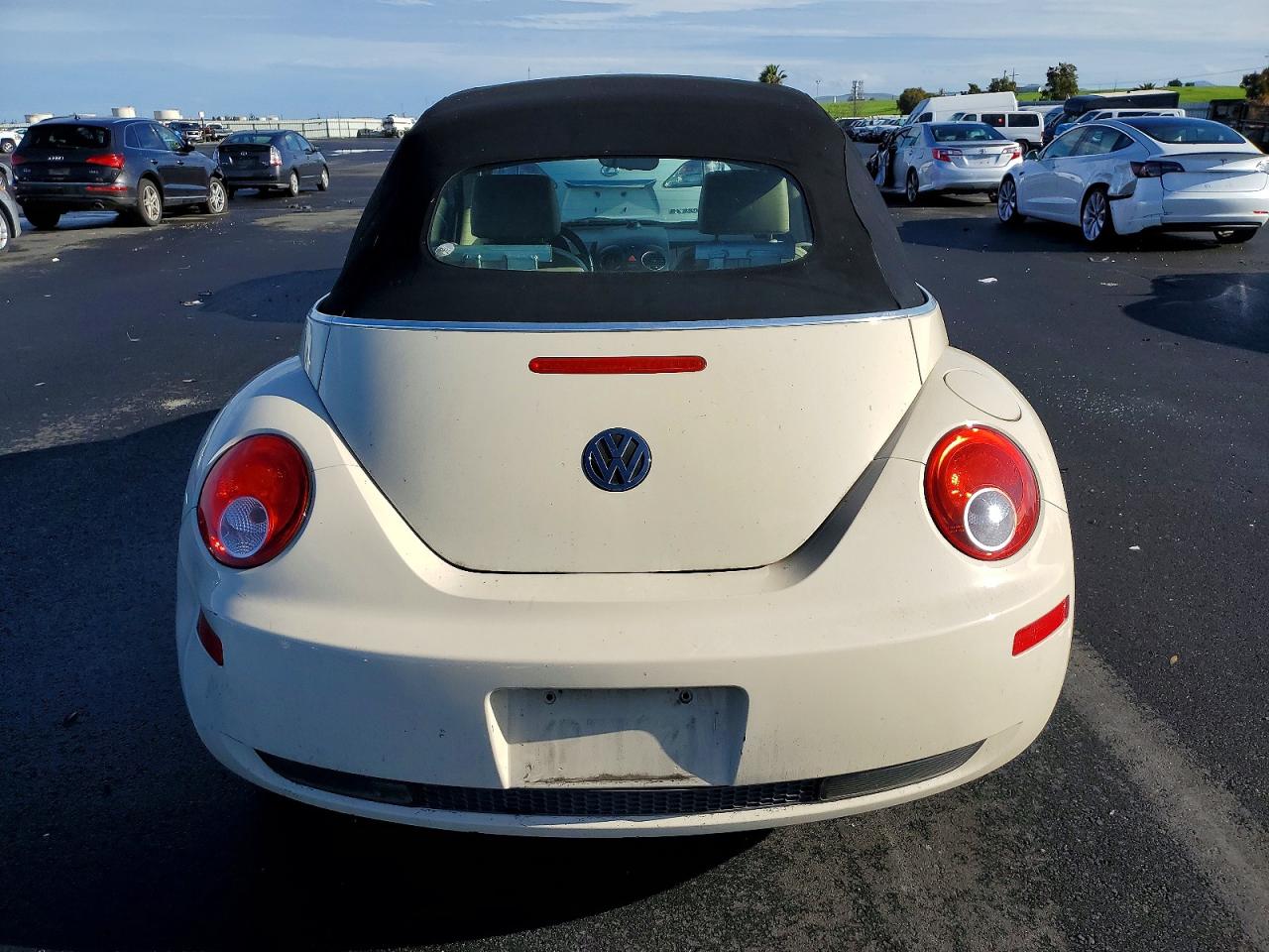 2010 VOLKSWAGEN NEW BEETLE photo 11