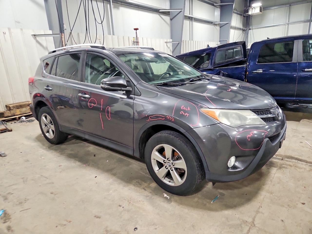 2015 TOYOTA RAV4 XLE photo 4