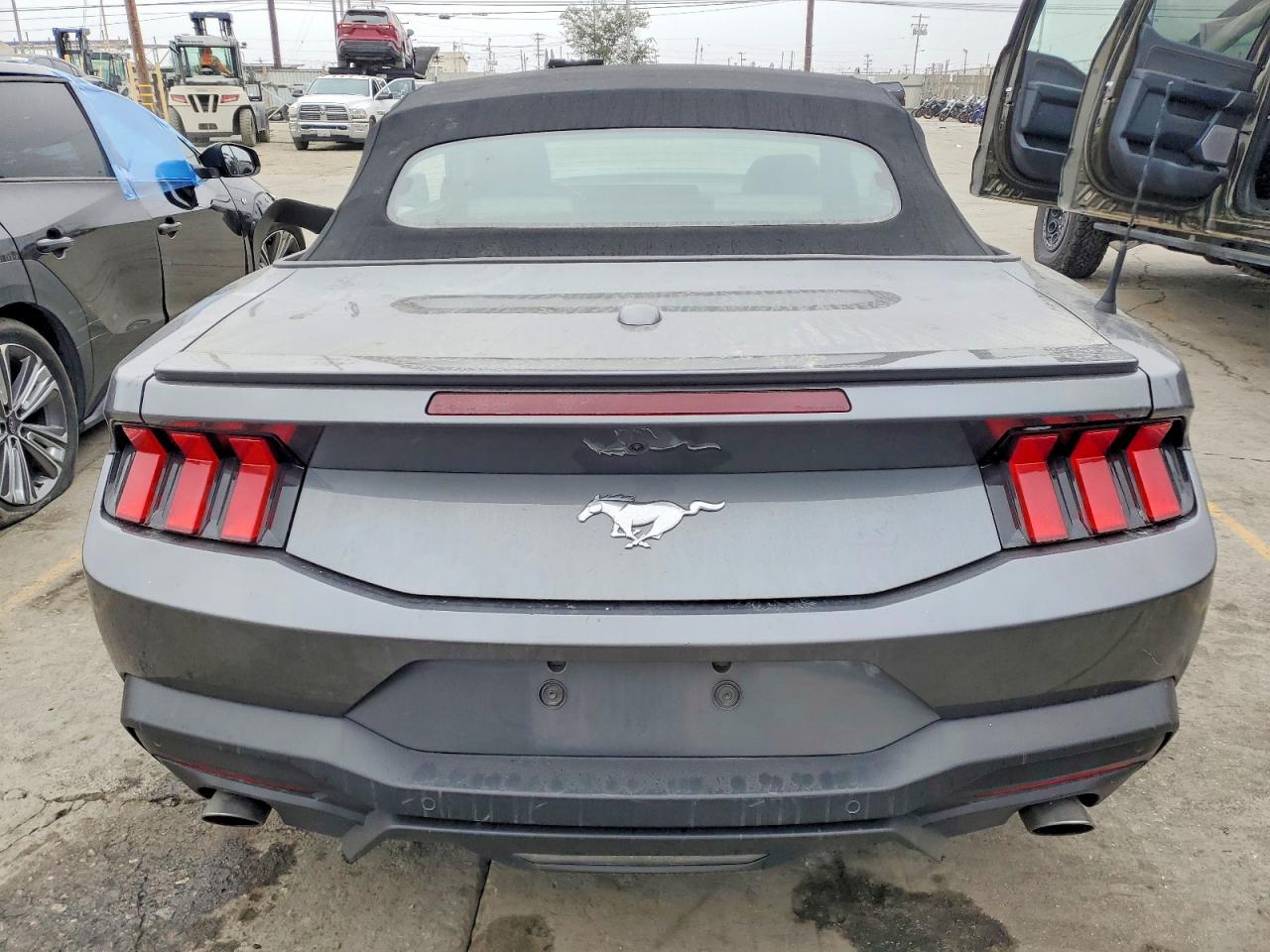2024 FORD MUSTANG photo 6