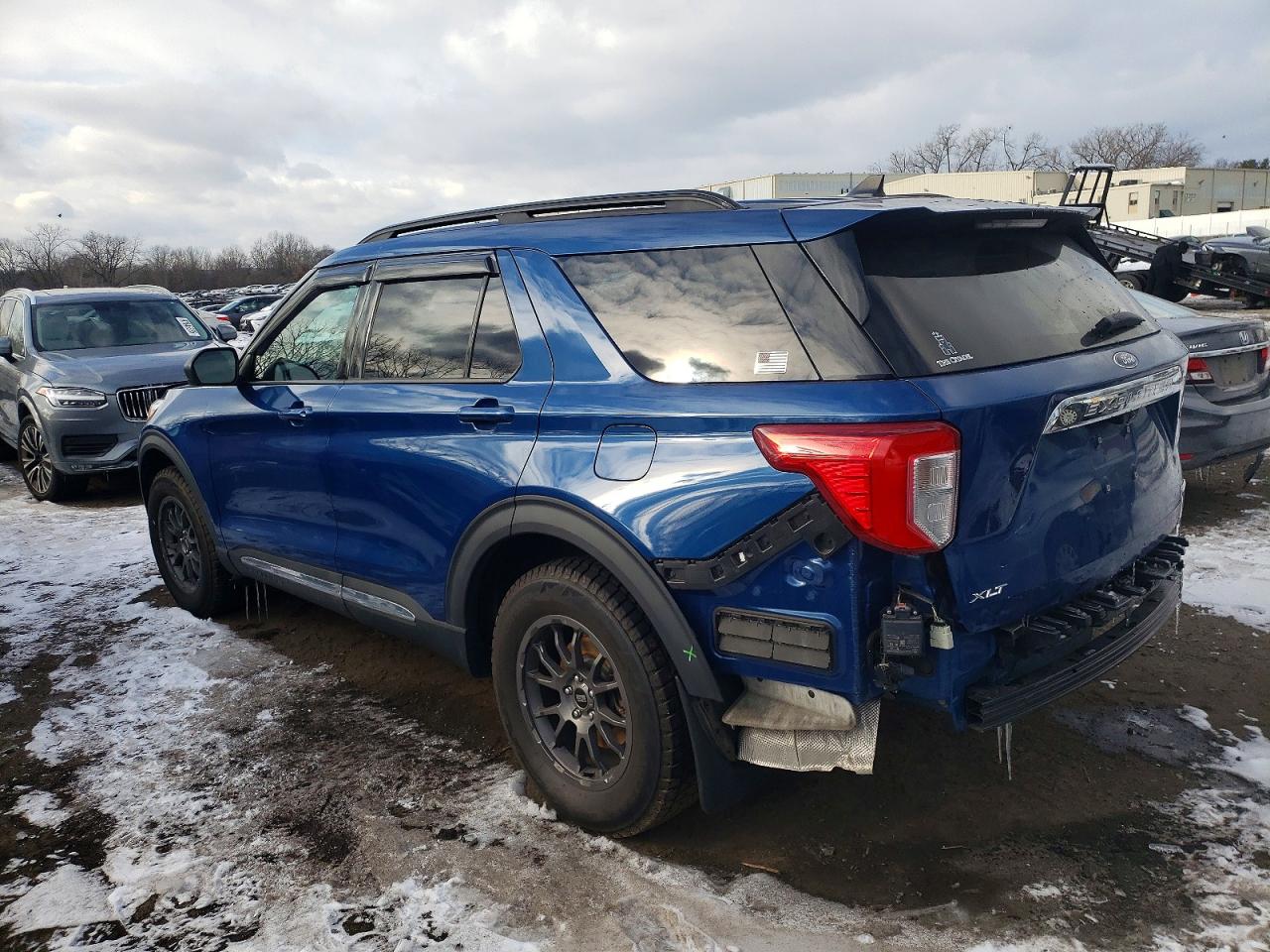 2021 FORD EXPLORER XLT photo 3