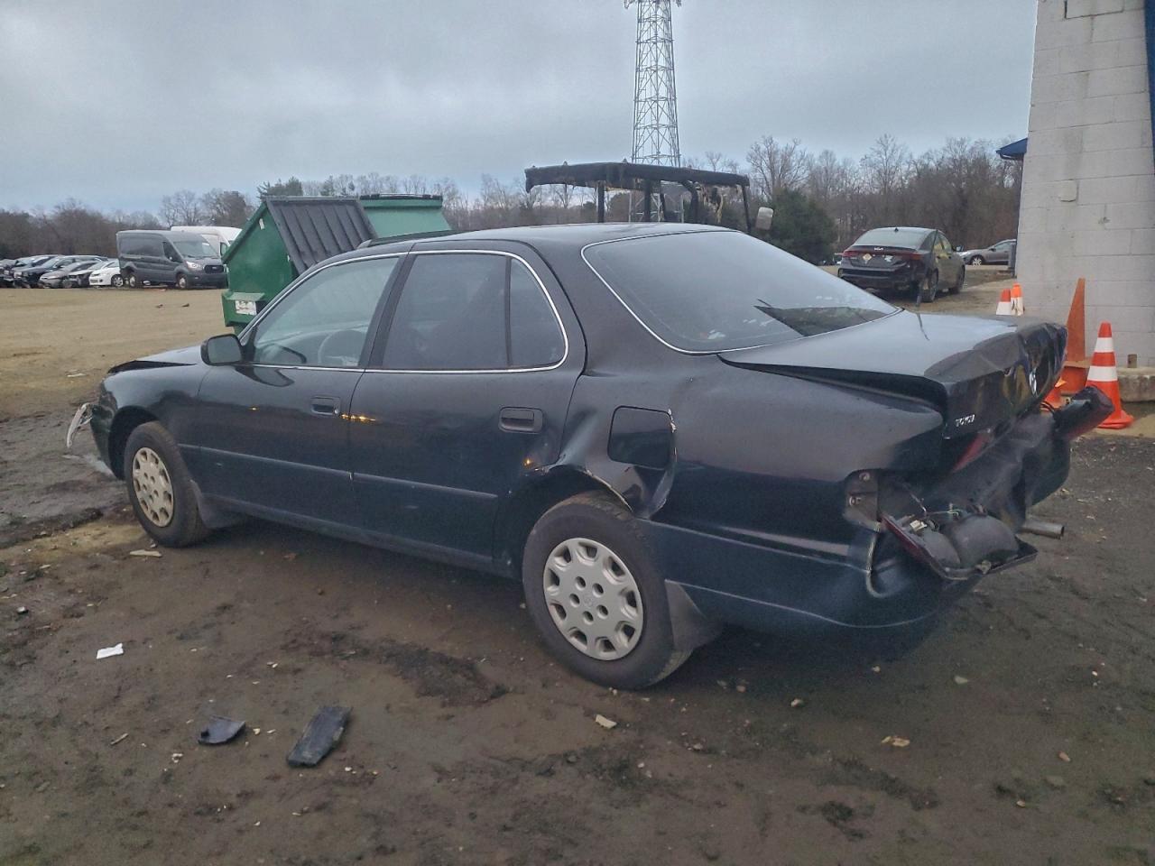 1996 TOYOTA CAMRY DX photo 2