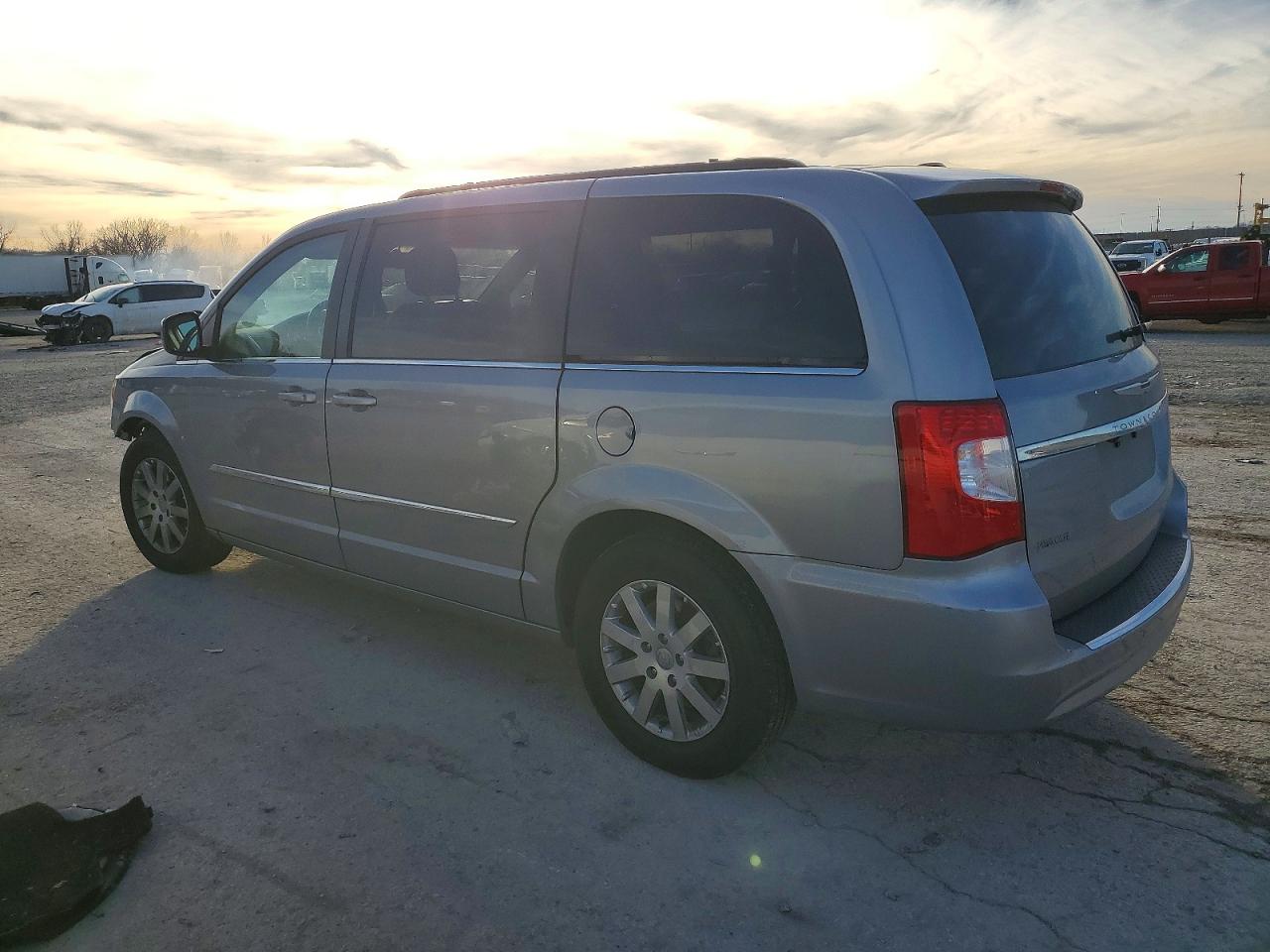 2015 CHRYSLER TOWN & COUNTRY TOURING photo 2