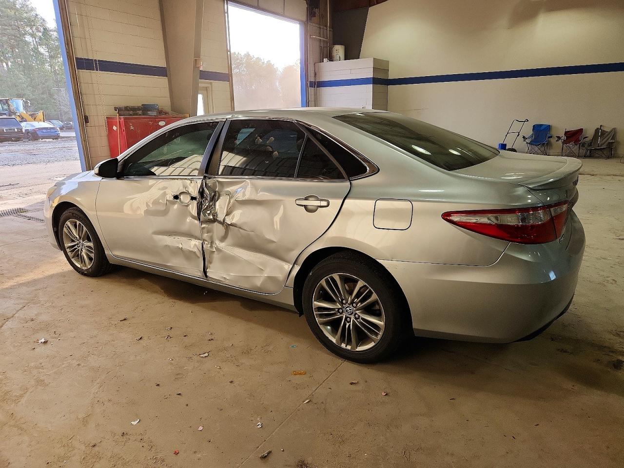 2016 TOYOTA CAMRY photo 2