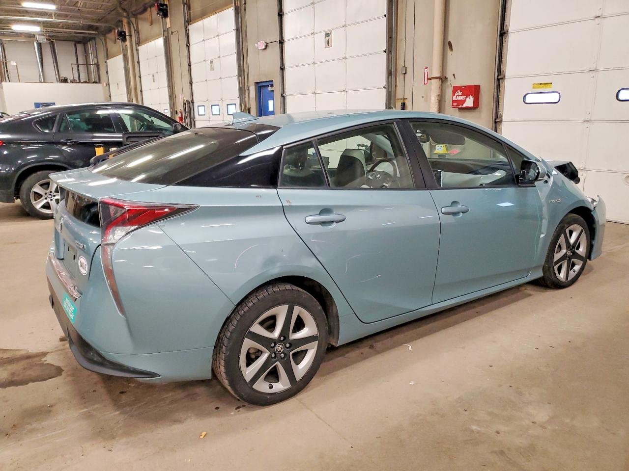 2016 TOYOTA PRIUS photo 3