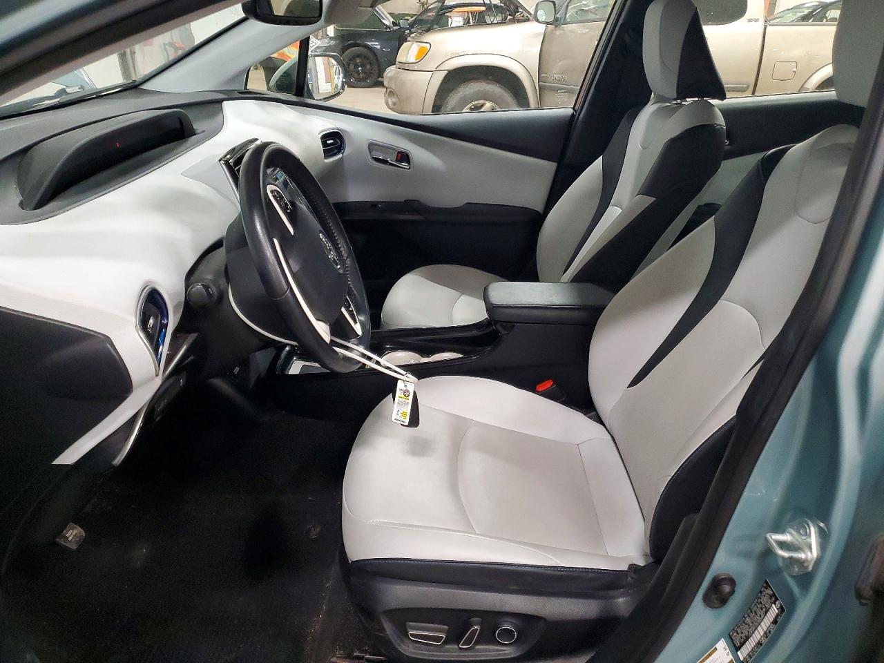 2016 TOYOTA PRIUS photo 7