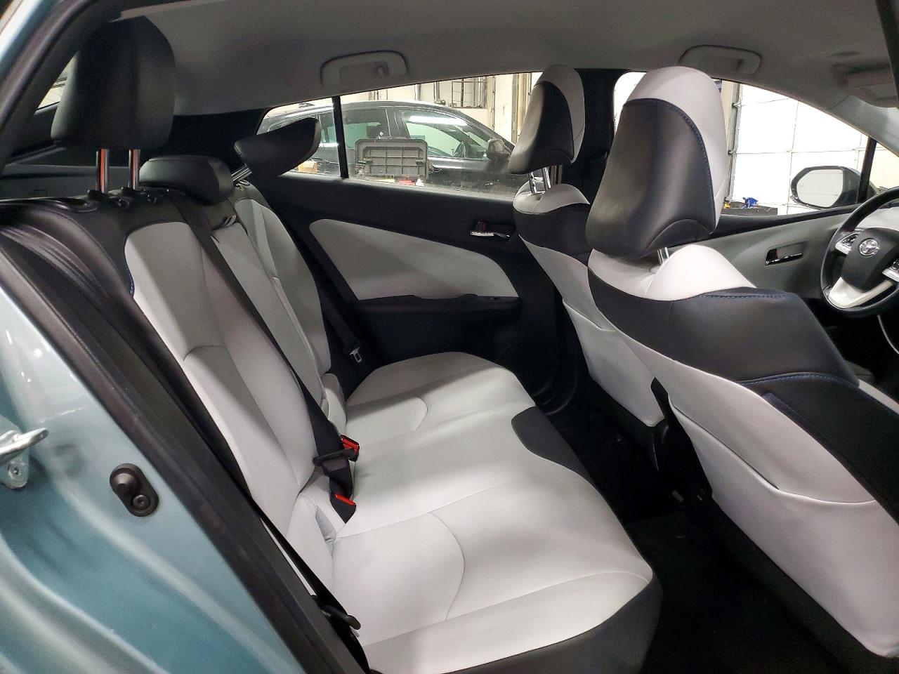 2016 TOYOTA PRIUS photo 10