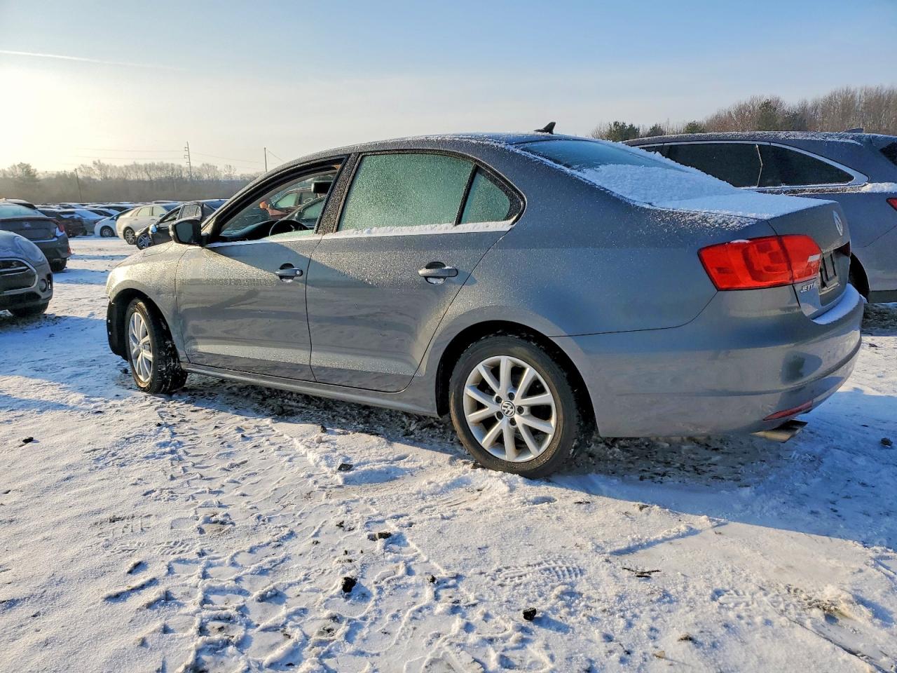 2013 VOLKSWAGEN JETTA SE photo 2