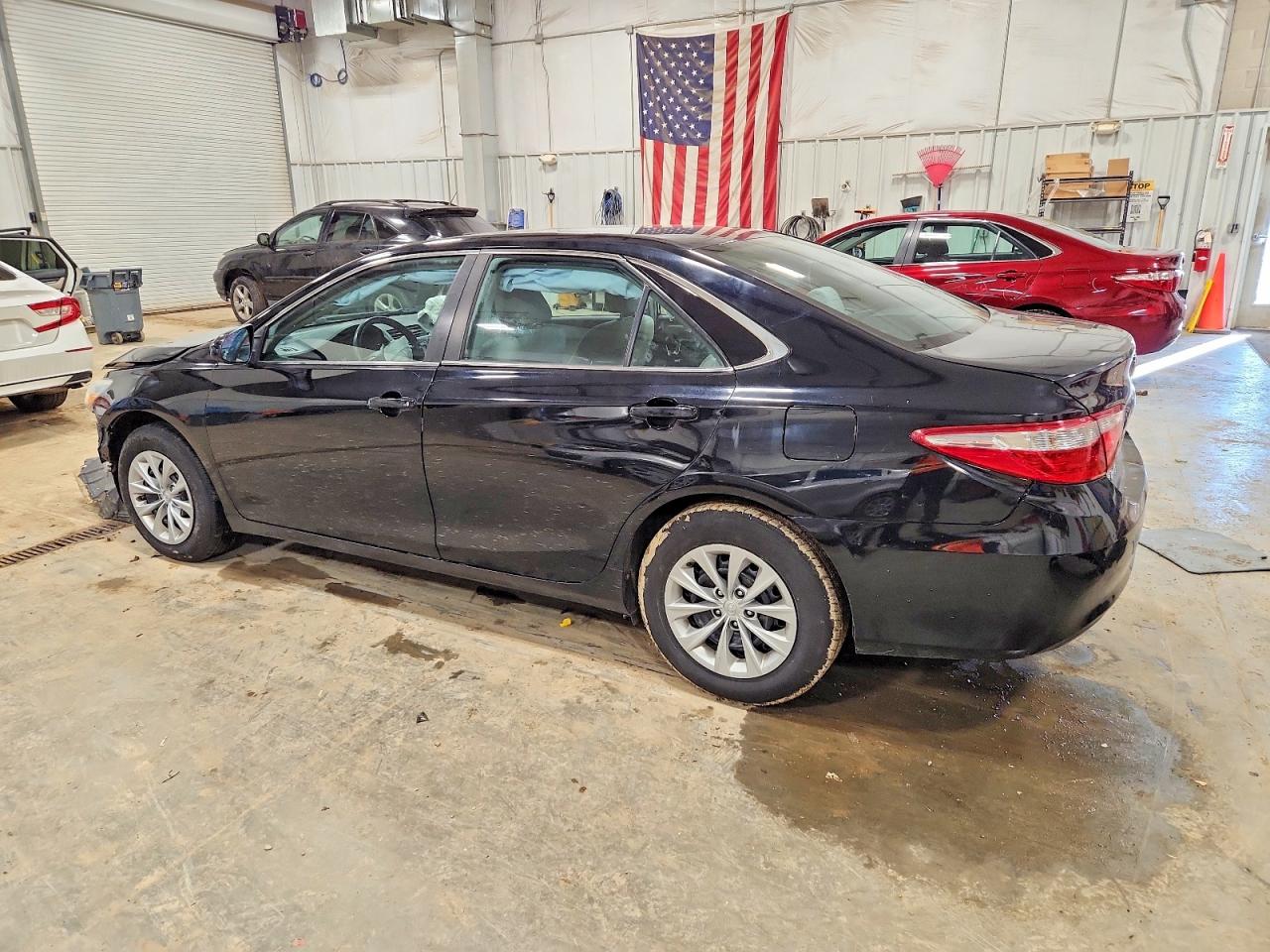 2015 TOYOTA CAMRY LE photo 2