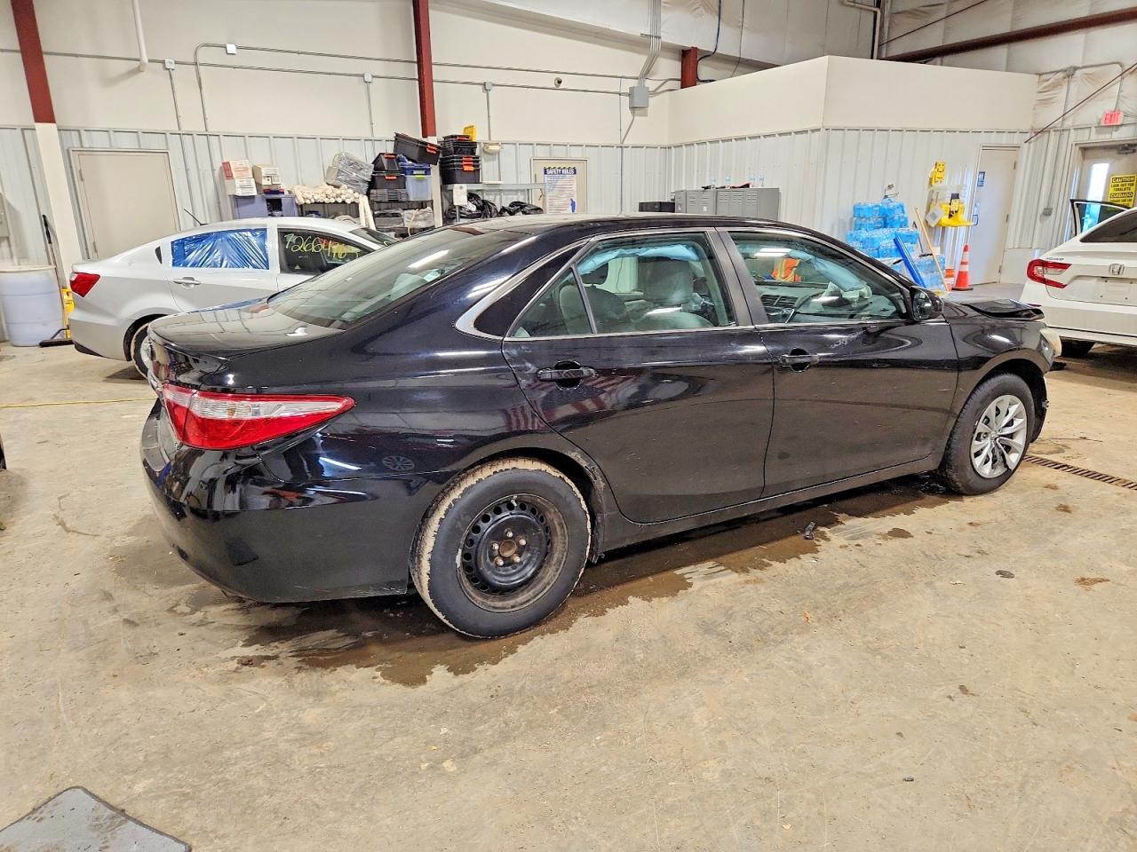 2015 TOYOTA CAMRY LE photo 3