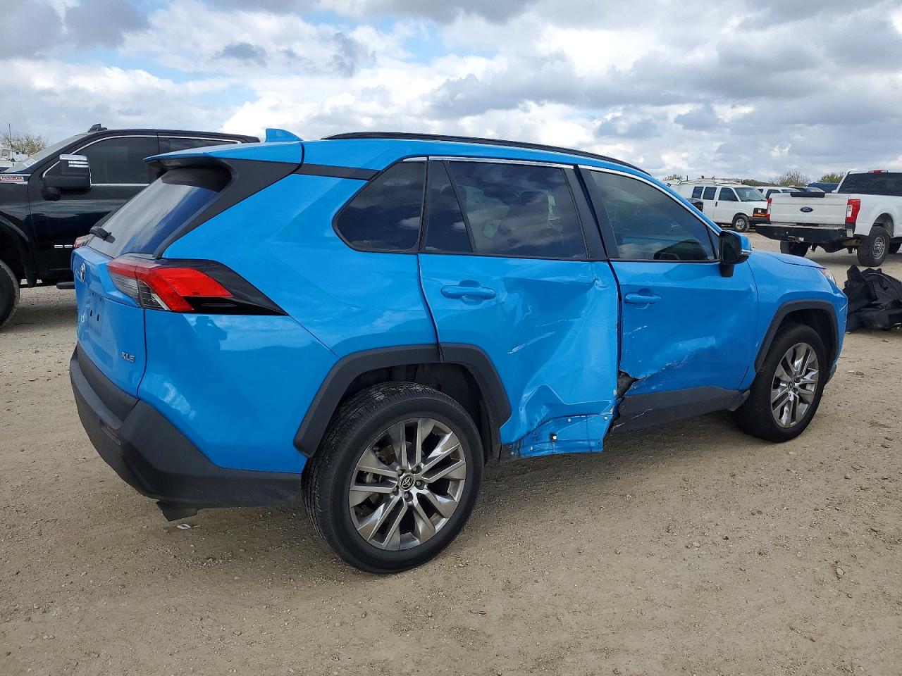 2021 TOYOTA RAV4 XLE PREMIUM photo 3