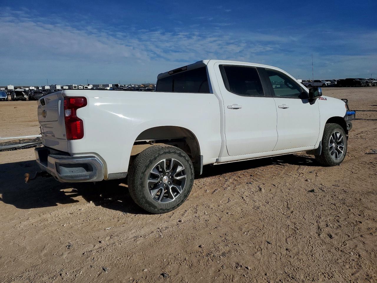 2024 CHEVROLET SILVERADO K1500 LT photo 3