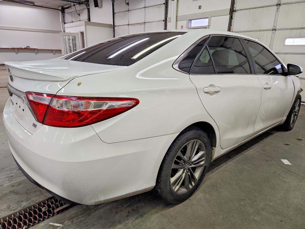 2017 TOYOTA CAMRY LE photo 3