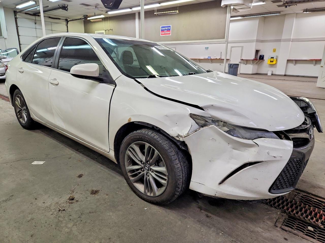 2017 TOYOTA CAMRY LE photo 4