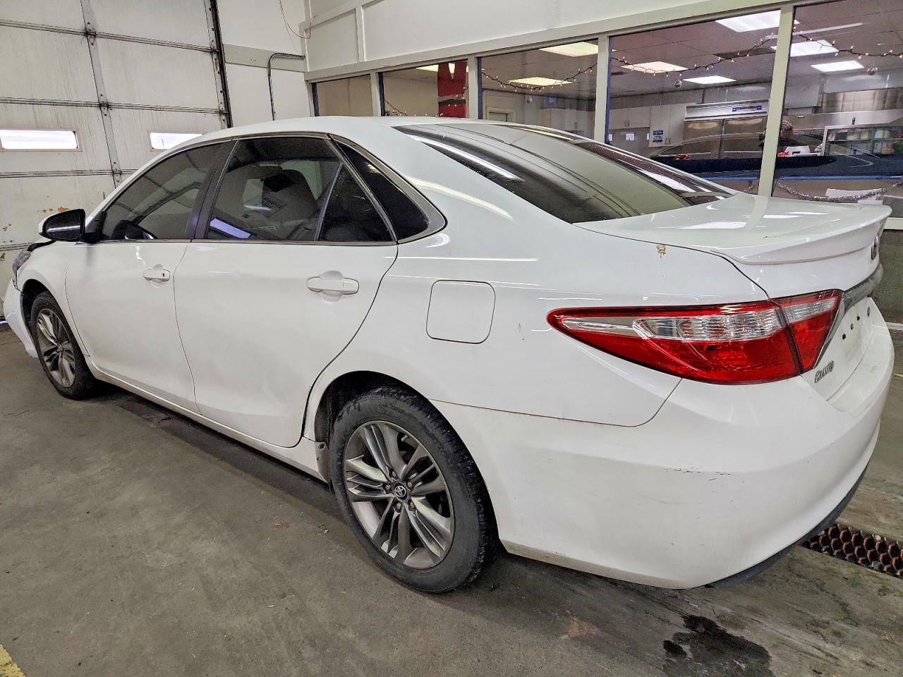 2017 TOYOTA CAMRY LE photo 2
